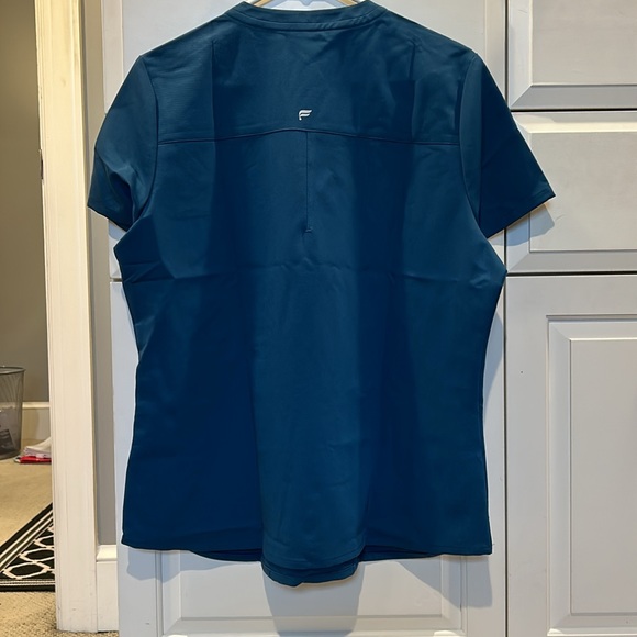 Fabletics scrub top - Picture 3 of 4